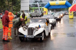 24 de mașini de epocă la Raliul Carpați Retro. S-a dat startul Săptămânii Culturii și Economiei Arădene