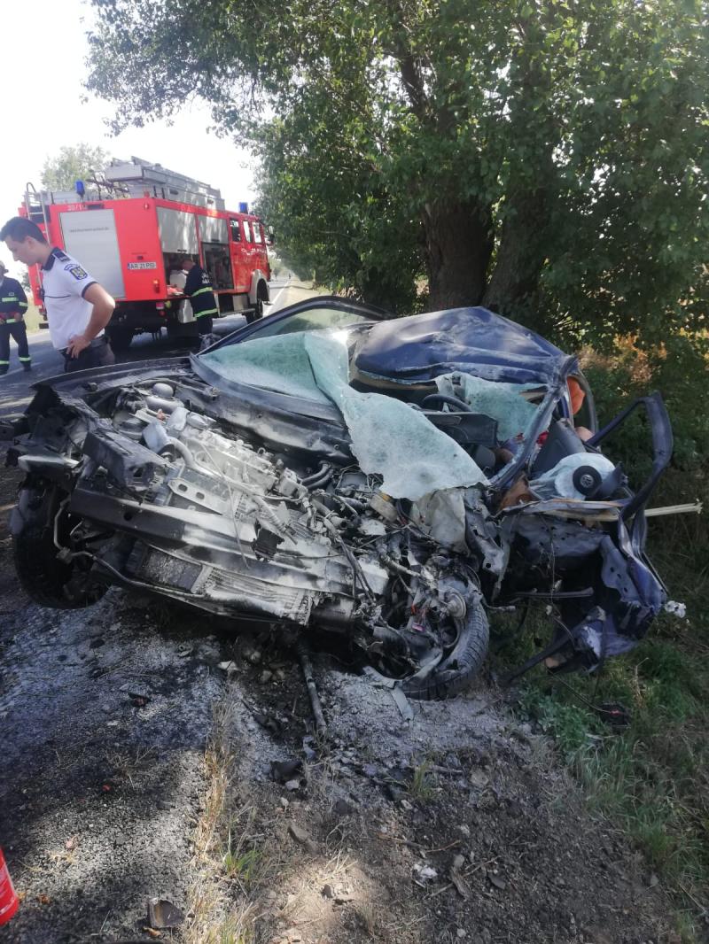 Accident mortal între Nădlac și Pecica. O femeie a intrat cu mașina într-un copac. Ea nu a mai putut fi salvată