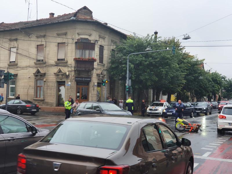 Accident cu victimă în Arad. Un tânăr motociclist a intrat într-o mașină pe strada Mărășești. Motociclistul rănit a ajuns la spital