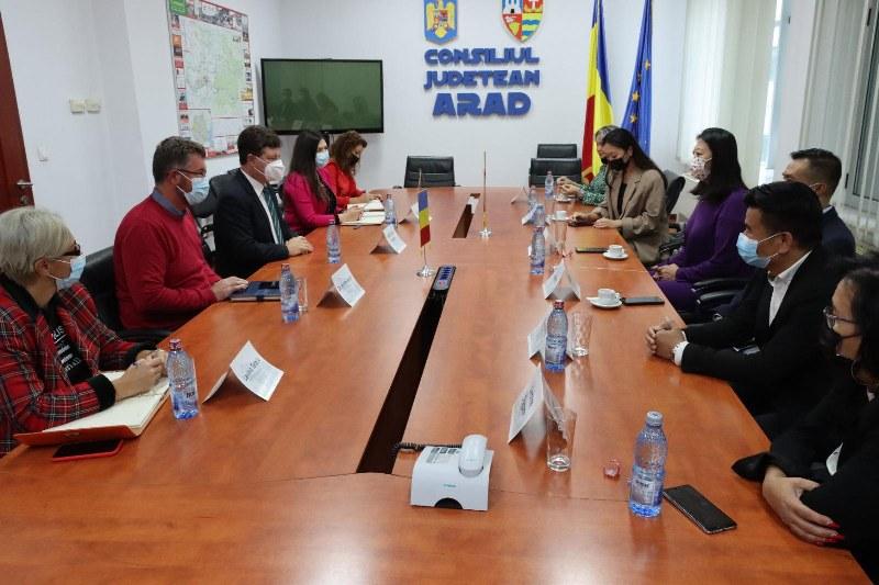 Delegație a Casei Româno-Chineze, în vizită la Consiliul Județean Arad