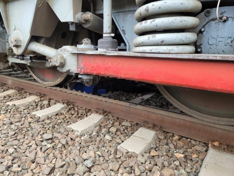 Un bătrân a murit după ce s-a aruncat în fața trenului