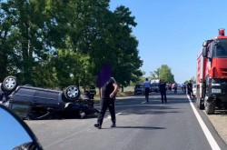 Accident la intrarea în Ineu. O persoană este încarcerată într-o mașină cu roțile în sus pe carosabil