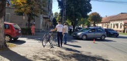 O pensionară de 71 de ani a lovit cu mașina o altă pensionară de 75 de ani care circula pe bicicletă