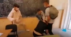 Un elev de 14 ani din Lipova a fost bătut crunt chiar în clasă de trei colegi
