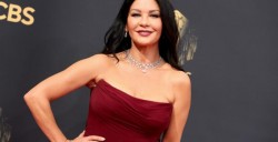 Catherine Zeta-Jones vine în România. Încep filmările pentru serialul "Wednesday", continuare a serialului ”Familia Addams”