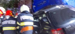 Patru persoane au murit aseară într-un groaznic accident. Pompierii acționează pentru extragerea victimelor