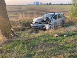 Accident cu victimă pe șoseaua Arad-Timișoara. Un bărbat a intrat cu mașina într-un copac