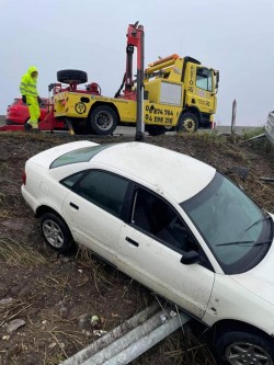 Un Audi a greșit ieșirea de pe autostradă și s-a trezit în decor