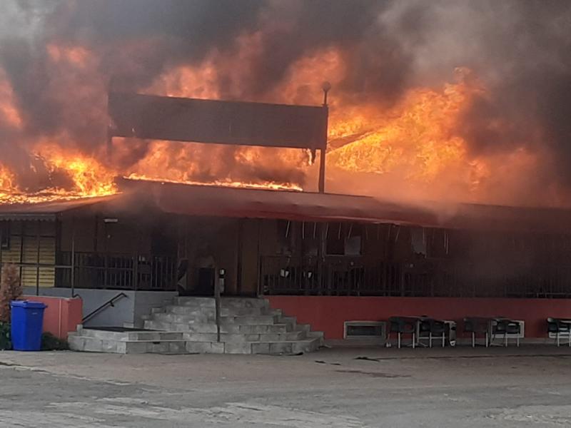 Incendiu acoperis Restaurant Mega Trak Parc la iesire din Vladimirescu