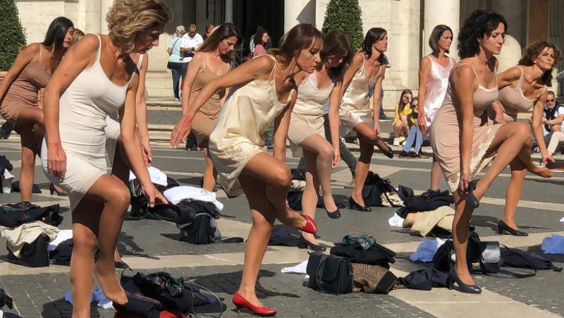 Striptease inedit în centrul Romei. Fostele stewardese de la Alitalia s-au dezbrăcat în semn de protest