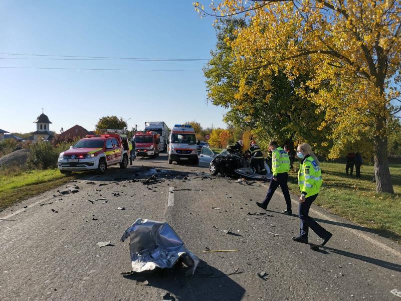 Accident cu victime între Timișoara și Arad. Un autoturism s-a izbit de un autotren. Șoferul autoturismului este încarcerat și inconștient