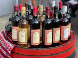 În loc de festival al vinului, expoziție de vinuri arădene la Consiliul Județean