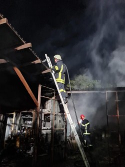 Vulcanizarea de pe strada Renașterii a luat foc

