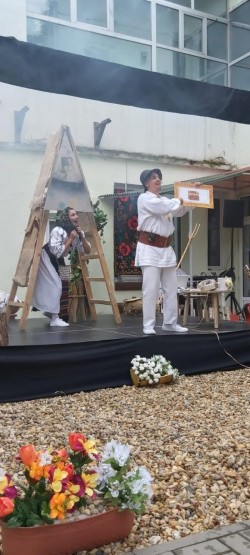 ”Prostia omenească” în loc de ”Capra cu trei iezi” la Teatrul de Marionete