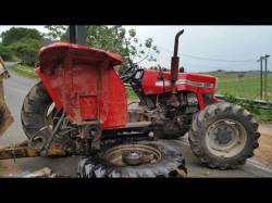 Tractoriști fără gânduri. E vremea lor. A intrat cu tractorul neînmatriculat într-o mașină