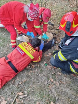 Mort la doar 30 de ani într-un jeep răsturnat. Copil de 10 ani și bărbat de 40 de ani, răniți