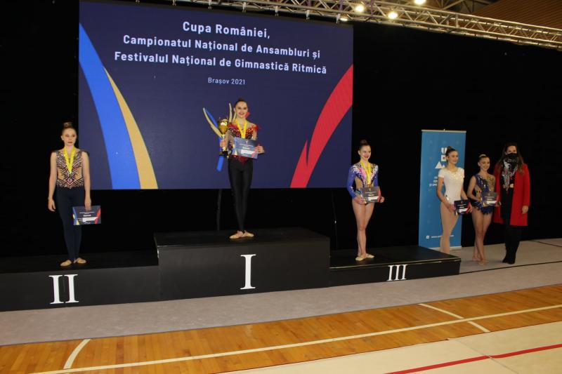 Patru sportive de la secția de gimnastică ritmică a CSM Arad au urcat pe podium la Cupa României