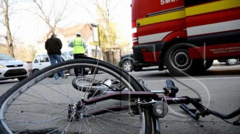Accident mortal pe D.N.79 A. O femeie de 64 ani pe bicicletă lovită de un autoturism, a decedat în drum spre spital