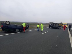 Accident pe autostrada A1 între Pecica și Arad. Un autoturism de pe o platformă a ajuns cu roțile în sus pe carosabil