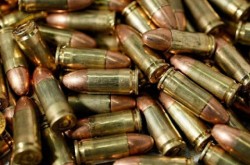 O tânără a vrut să intre cu 100 de gloanțe în țară ilegal. A rămas și fără muniție și arestată

