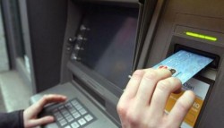 A retras de la bancomat 1.090 de lei, dar cu cardul colegului său

