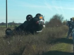 Accident între Frumușeni și Sânnicolau Mic. Un autoturism s-a răsturnat cu roțile în sus