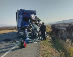 Carambol cu 4 tiruri pe centura Caransebeșului. Trei victime dintre care una încarcerată. Trafic restricționat până la ora 19.30

