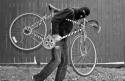 S-a dat o tură cu bicicleta furată, s-a plictisit de ea, a vândut-o și a fost înhățat