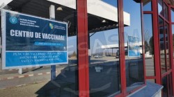 5 persoane reținute în cazul eliberării a peste 3.000 de certificate false de vaccinare la vama Petea. 127.000 de euro și 75.000 de lei găsiți la percheziții