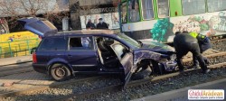 Accident la Atrium Mall. Un autoturism a ajuns pe liniile de tramvai după ce a accidentat un pieton