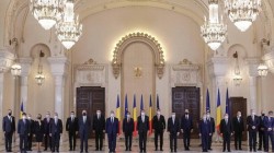 “A ieșit fum alb” de la Palament. Guvernul Ciucă a fost investit cu 318 voturi, a depus jurămîntul și a avut și prima ședință