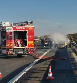 Un autoturism a luat foc în mers pe autostrada A1