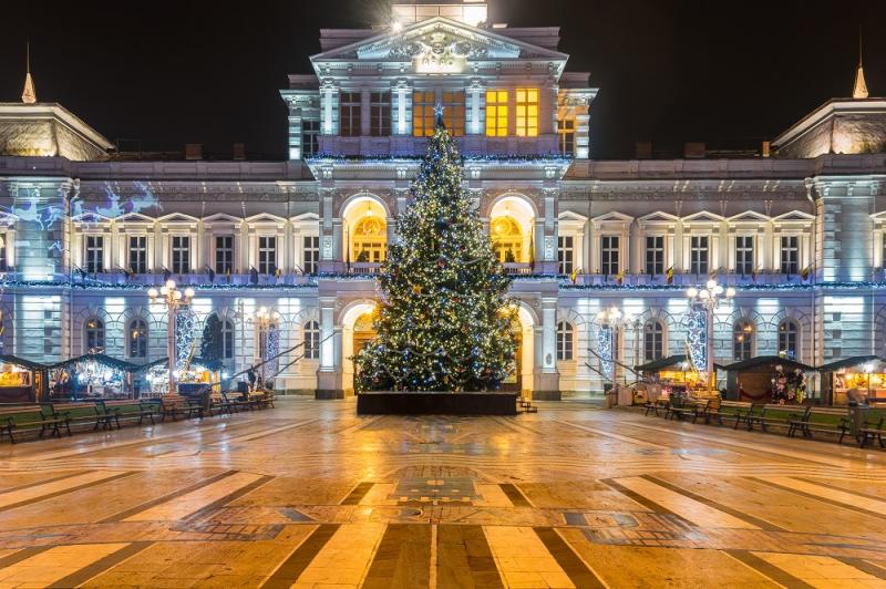 Târgul de Crăciun s-a deschis, urmează aprinderea iluminatului festiv din oraș și a luminilor bradului din fața Primăriei