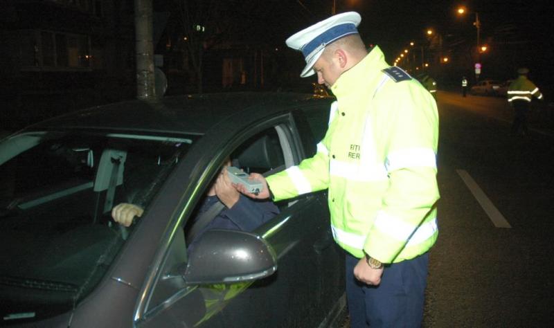 Rupt de beat oprit în trafic de polițiști. 1,23 m.g./l alcool pur în aerul expirat a arătat etilotestul