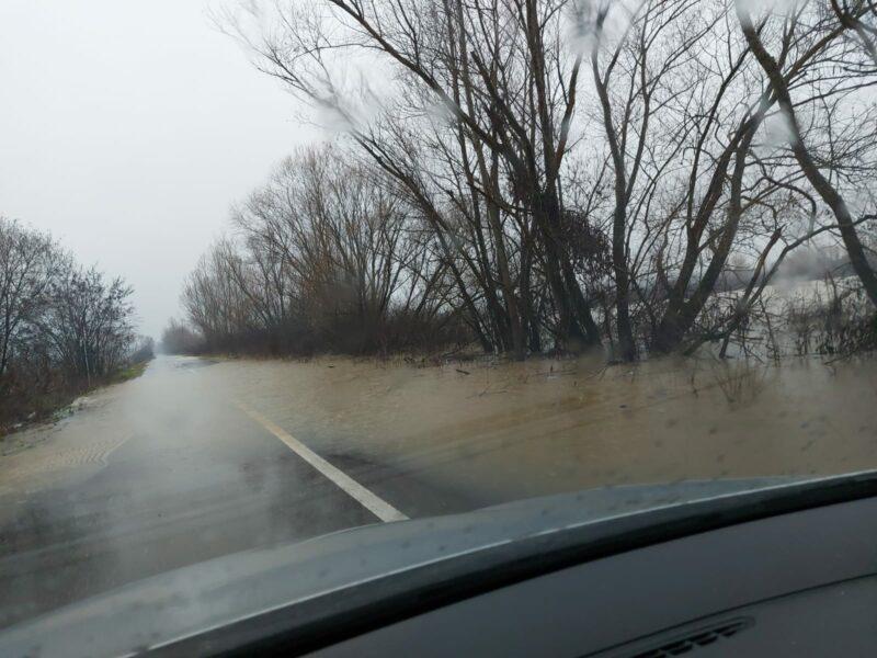 Drumul judeţean DJ 708 Dieci – Revetiş este închis. În zona comunei Dieci- sute de hectare inundate după revărsarea Crişului Alb