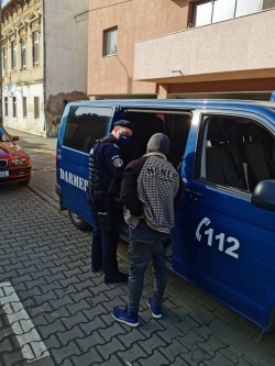 S-au plimbat prin Arad cu o autocamionetă furată în Vinga până au fost prinși de jandarmi

