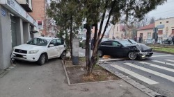 Accident spectaculos joi dimineața pe Calea Radnei. Unul din autoturismele implicate a ajuns în peretele unei cunoscute Bănci