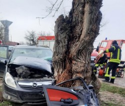 Șofer scos din autoturism la Nădlac de echipa de descarcerare după ce a intrat cu mașina într-un copac