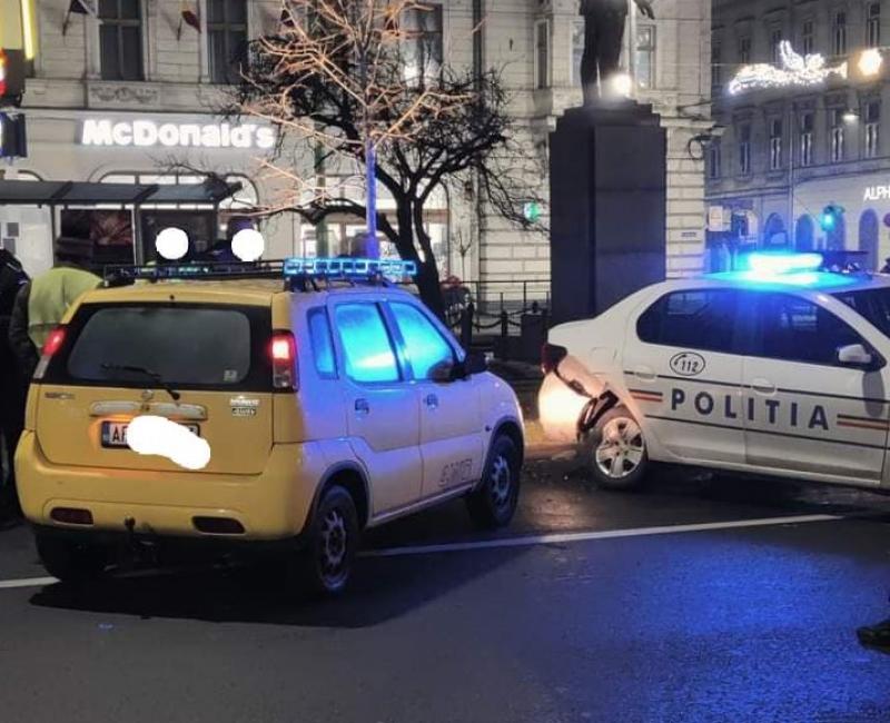 Autospecială de poliție avariată în seara de Revelion, pe Bulevardul Revoluției