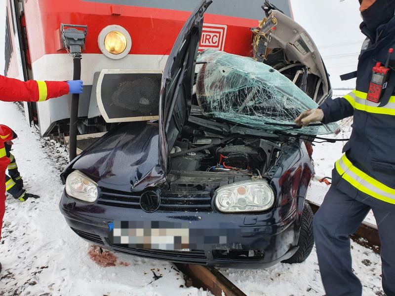 Accident mortal la Nădab! O tânără de 22 de ani și-a pierdut viața după ce autoturismul pe care-l conducea a fost spulberat de tren