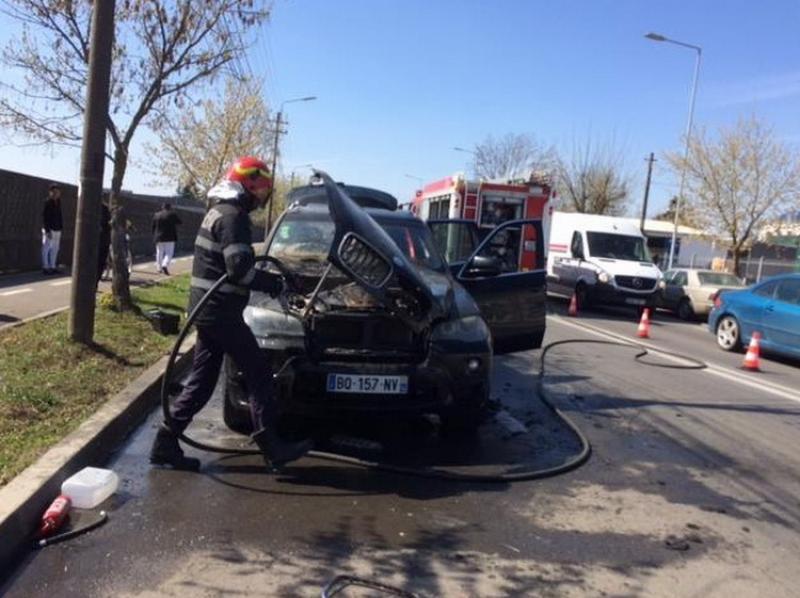 O mașină s-a aprins între Arad și Zădăreni