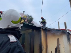 Incendiu la Vladimirescu. Casă salvată de flăcări de pompierii arădeni în ultimul moment