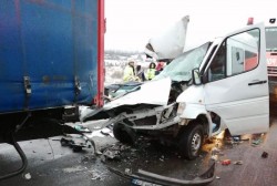 Un mort și 5 răniți într-un grav accident de circulație. Un microbuz s-a lovit de un TIR