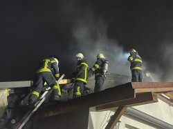 Acoperiș distrus de flăcări în Vladimirescu, noaptea trecută 