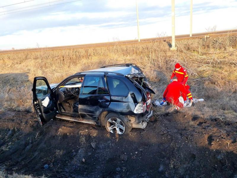 Un bolid condus de un tânăr a intrat în șanț între Curtici și Șofronea. Vitezomanul a ajuns la spital