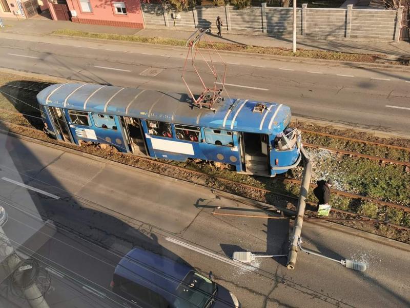 Un tramvai Tatra a deraiat și a rupt un stâlp pe Calea Radnei. Circulația tramvaielor e întreruptă în Micălaca