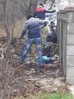 Deținuții fac curățenie pe străzile Aradului

