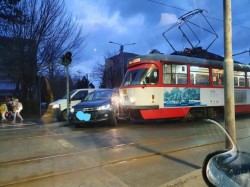 Un bolid și-a măsurat forțele cu un tramvai în zona ”Traian”

