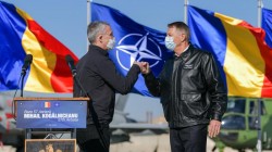 Preşedintele Klaus Iohannis şi secretarul general al NATO, Jens Stoltenberg, s-au întâlnit la Baza 57 Aeriană de la Mihail Kogălniceanu
