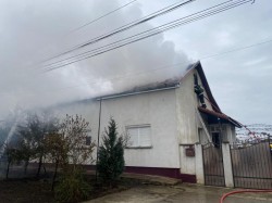 Incendiu la o casă din Zimandu Nou. Neglijență a proprietarului care a lăsat ușa deschisă a centralei pe lemne după ce a plecat de acasă
